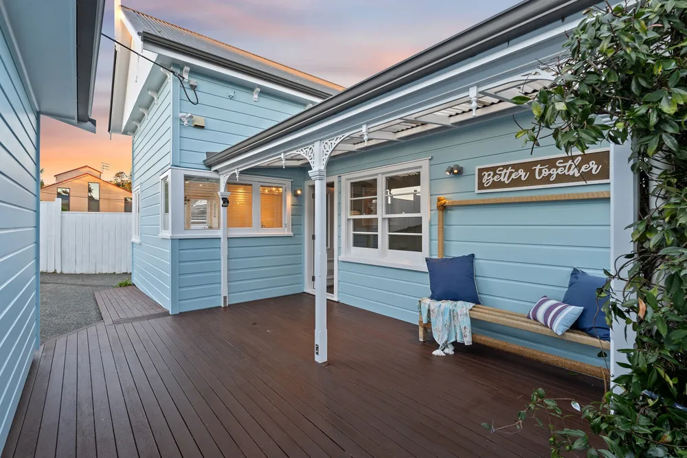 Photos of 1047 Whangaparaoa Road
