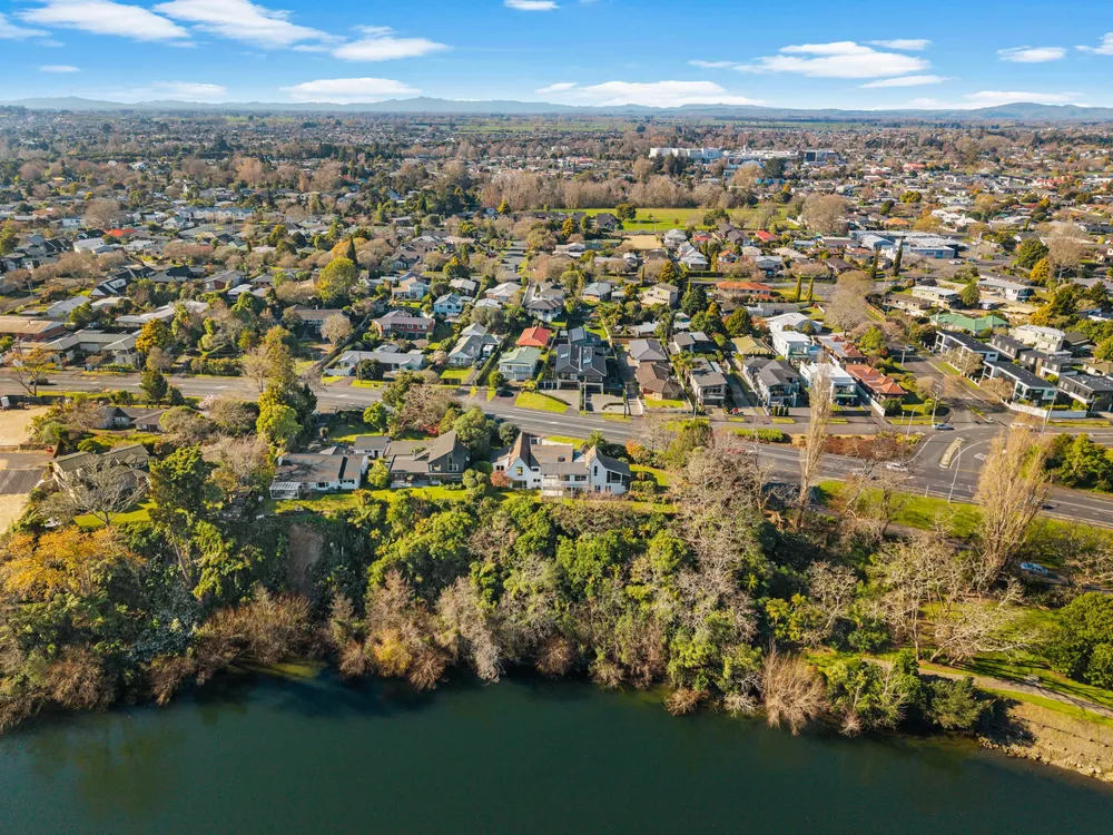 Photos of 913 River Road