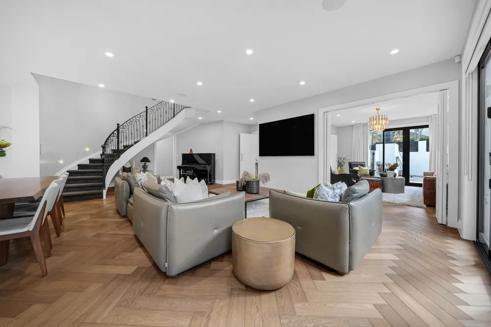 Photos of 225A Bleakhouse Road
