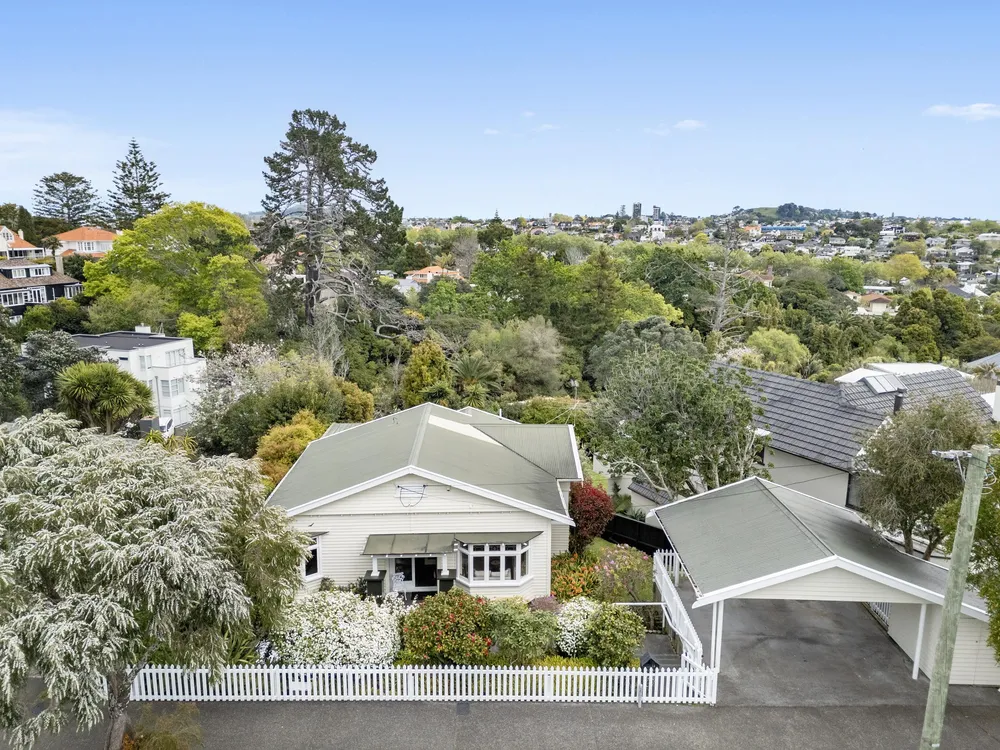 Photos of 14 Waiatarua Road