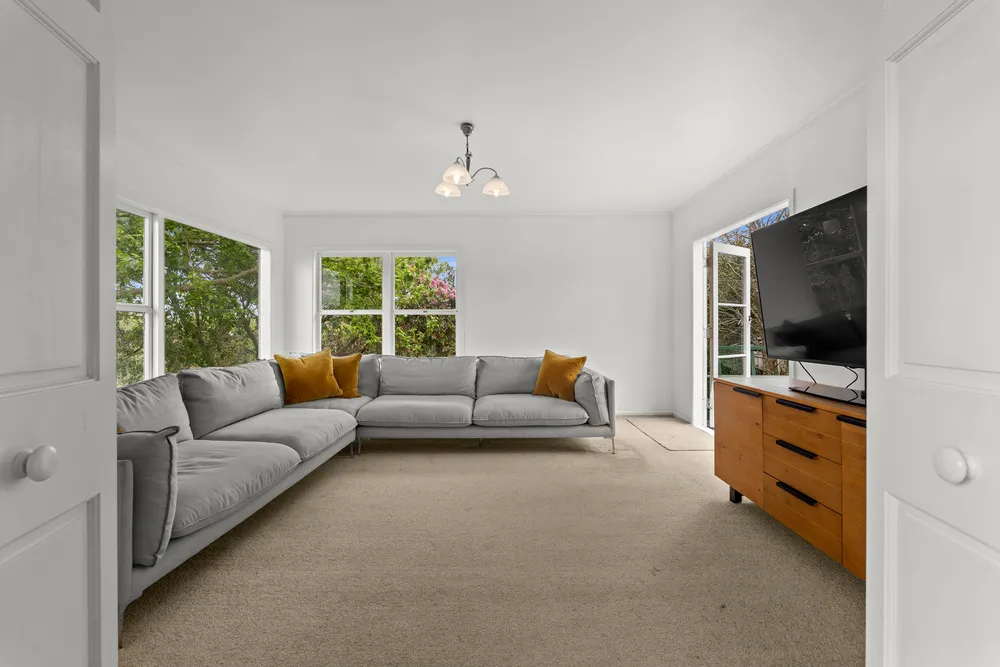 Photos of 33 Riverhead Road