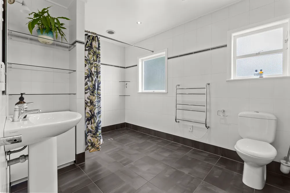 Photos of 33 Riverhead Road