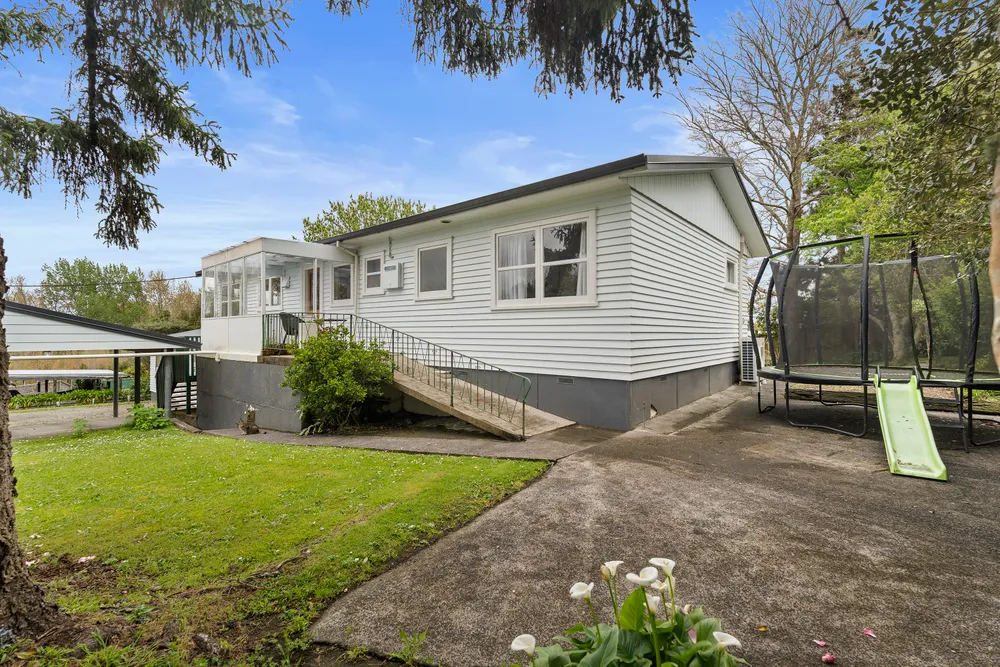 Photos of 33 Riverhead Road