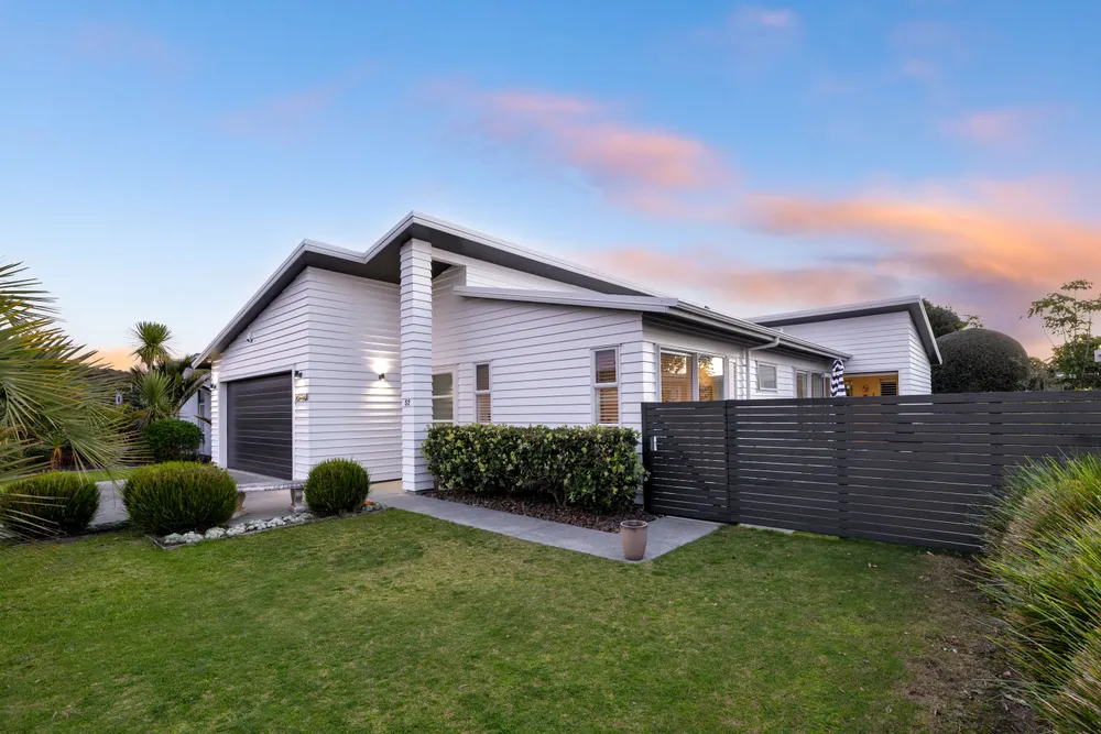 Photos of 52 Paraoa Crescent