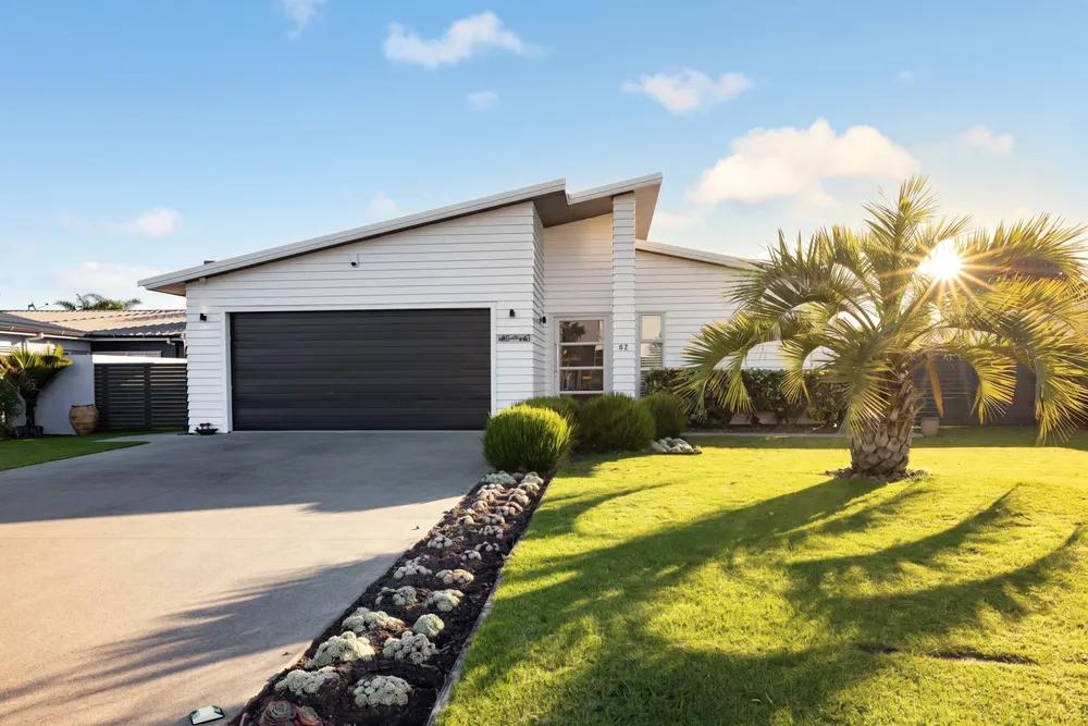 Photos of 52 Paraoa Crescent