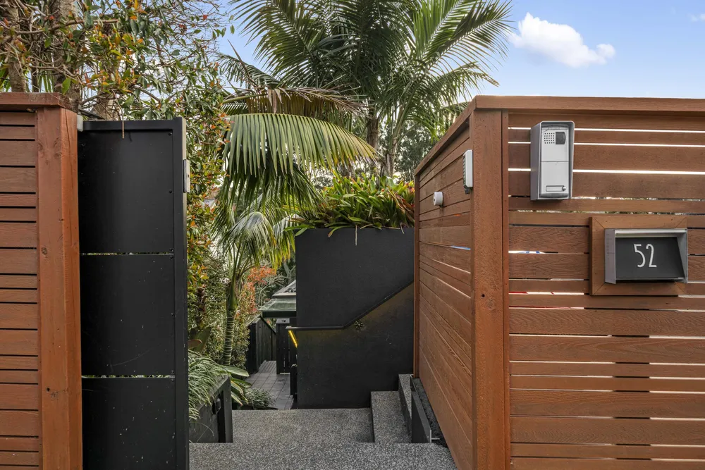 Photos of 52 Lingarth Street