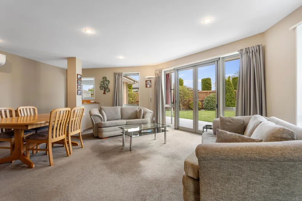 Photos of 17 Acacia Avenue