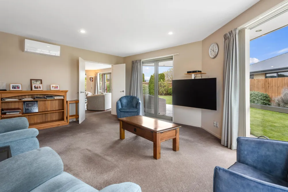 Photos of 17 Acacia Avenue