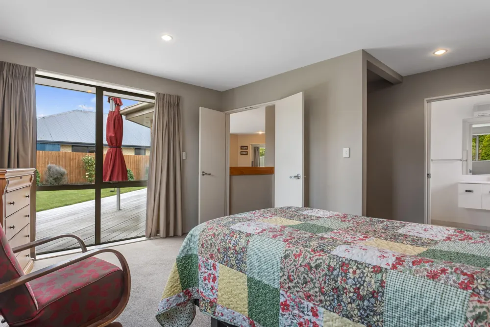 Photos of 17 Acacia Avenue