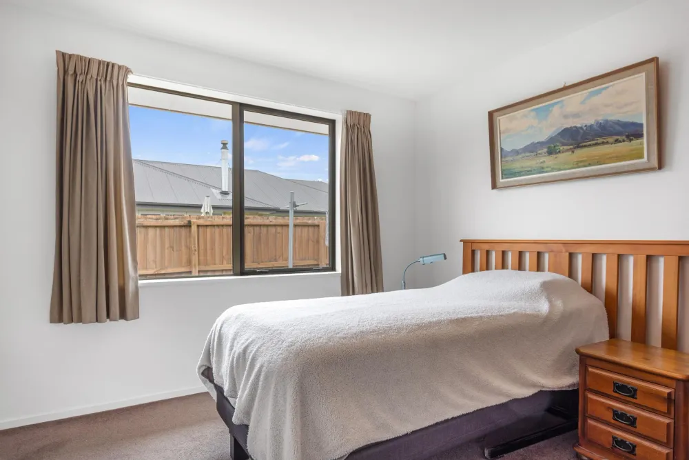 Photos of 17 Acacia Avenue