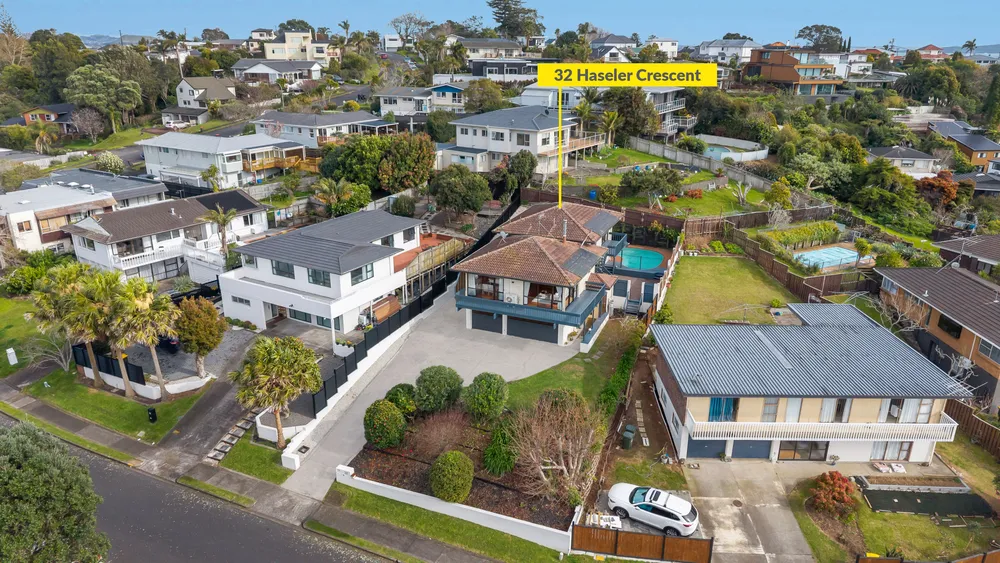 Photos of 32 Haseler Crescent