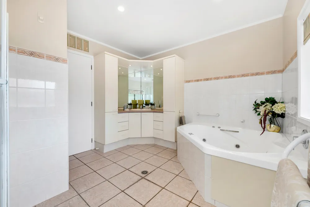 Photos of 32 Haseler Crescent