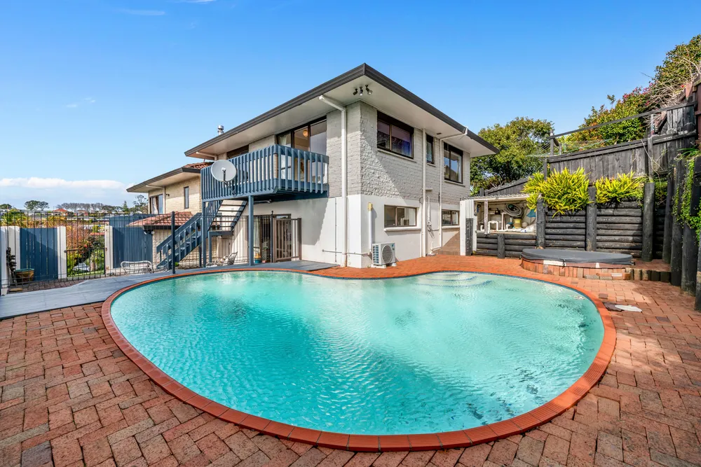 Photos of 32 Haseler Crescent