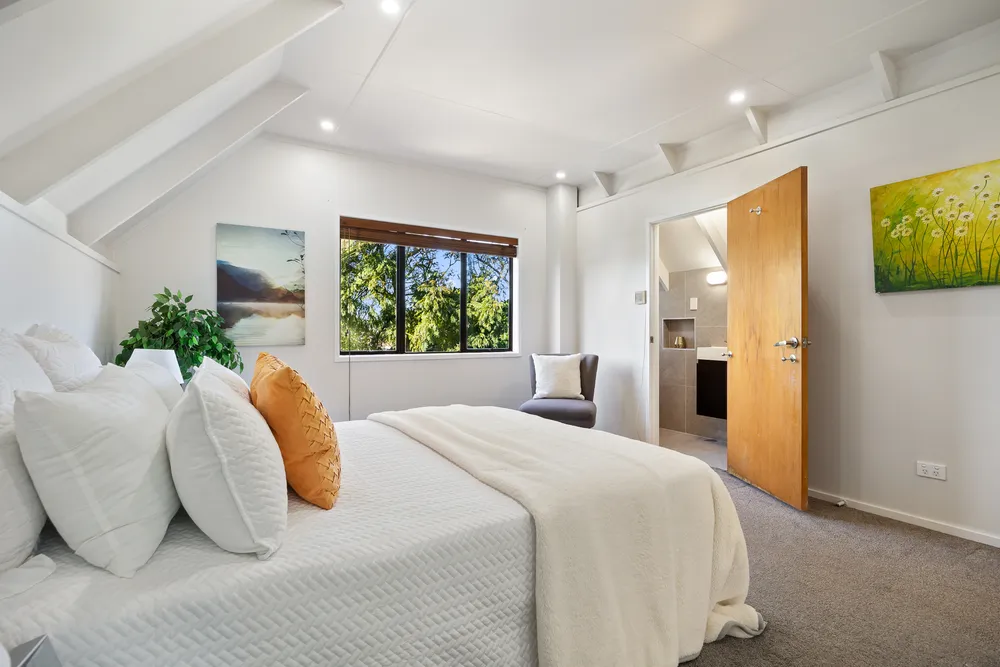 Photos of 3a Laud Avenue