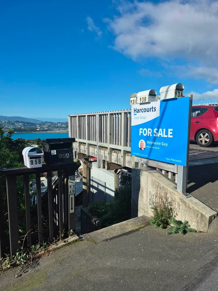 Photos of 93 Rakau Road