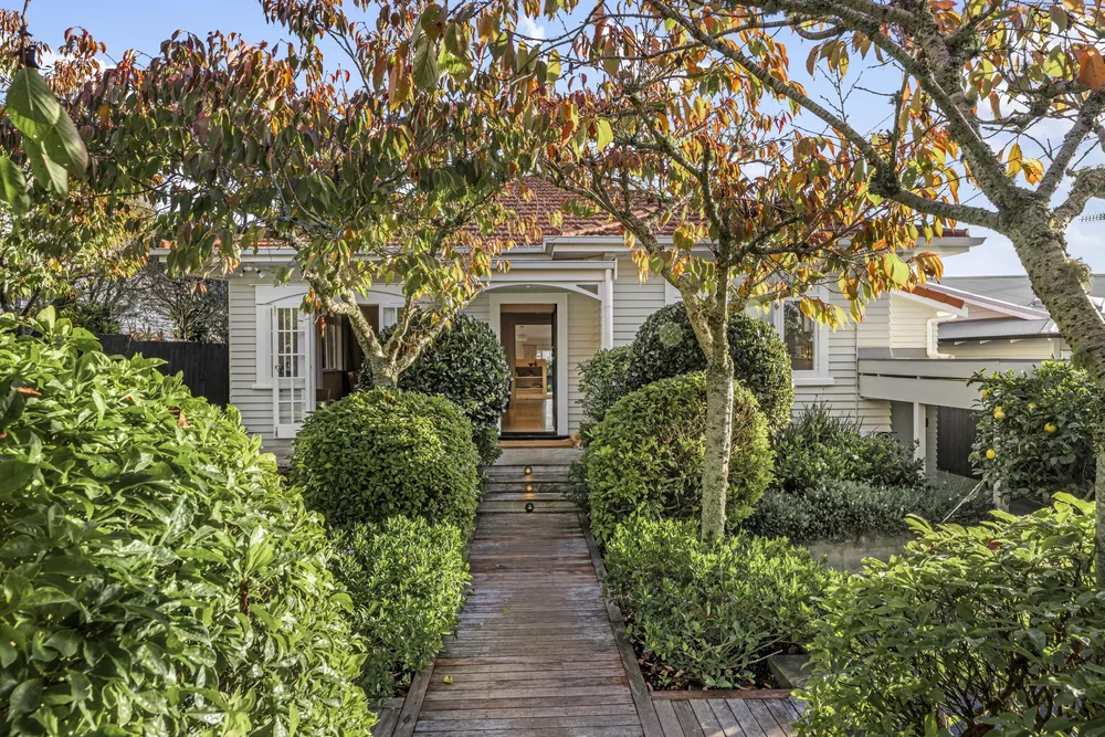 Photos of 36 Waiatarua Road