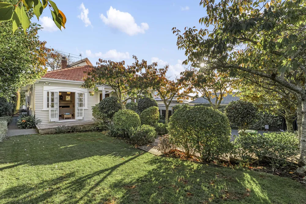 Photos of 36 Waiatarua Road