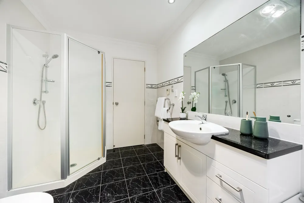 Photos of 54 Leafield Crescent