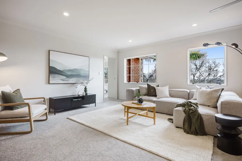 Photos of 54 Leafield Crescent