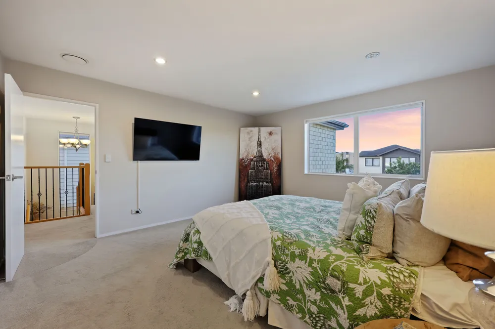 Photos of 31 Rosewell Crescent