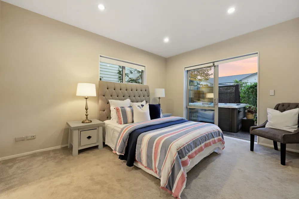 Photos of 31 Rosewell Crescent