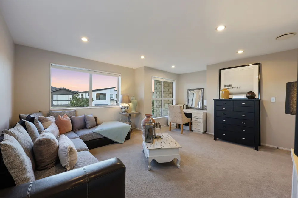 Photos of 31 Rosewell Crescent