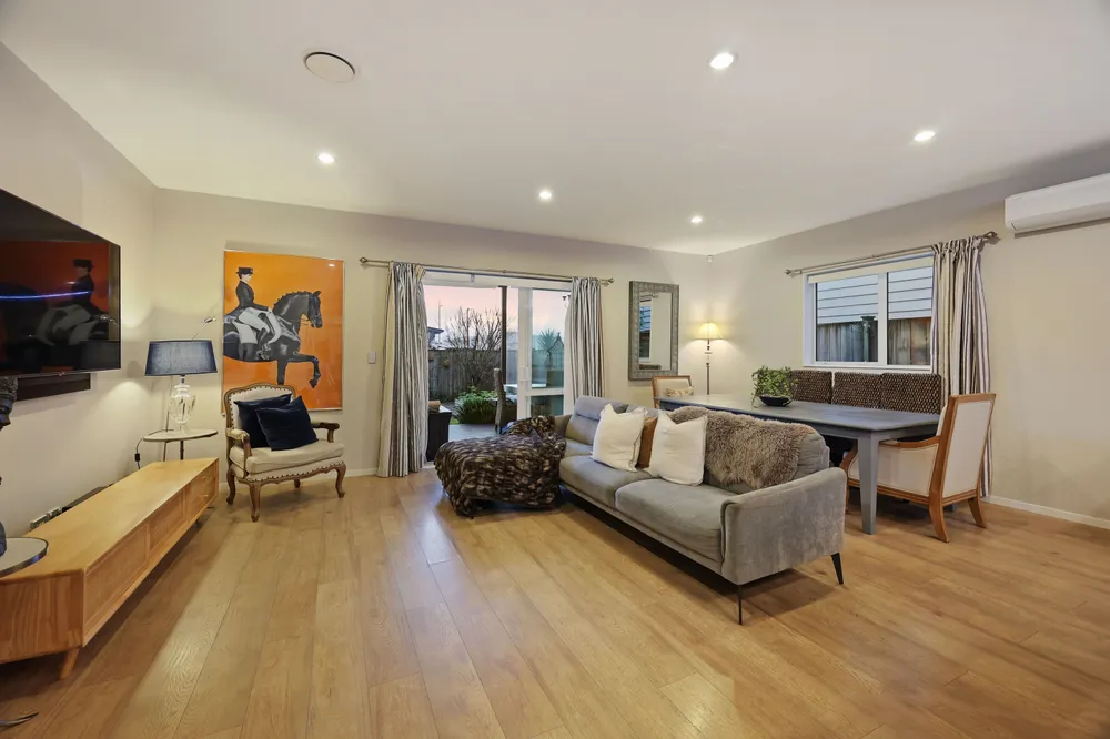 Photos of 31 Rosewell Crescent