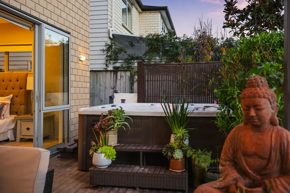 Photos of 31 Rosewell Crescent