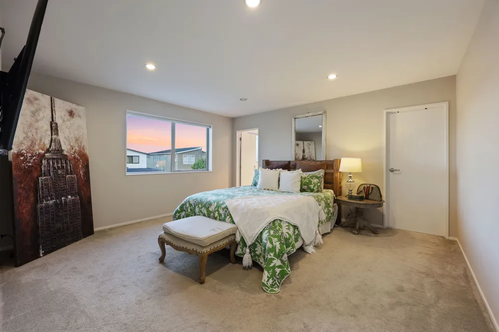 Photos of 31 Rosewell Crescent