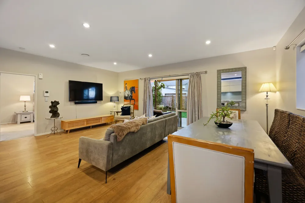 Photos of 31 Rosewell Crescent