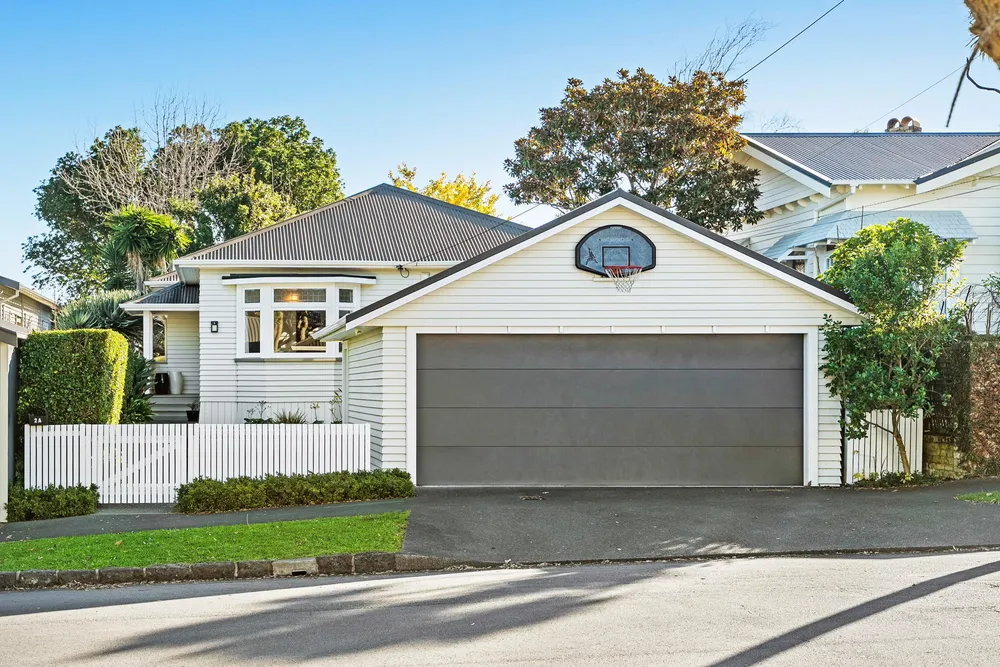 Photos of 2A Tenterden Avenue