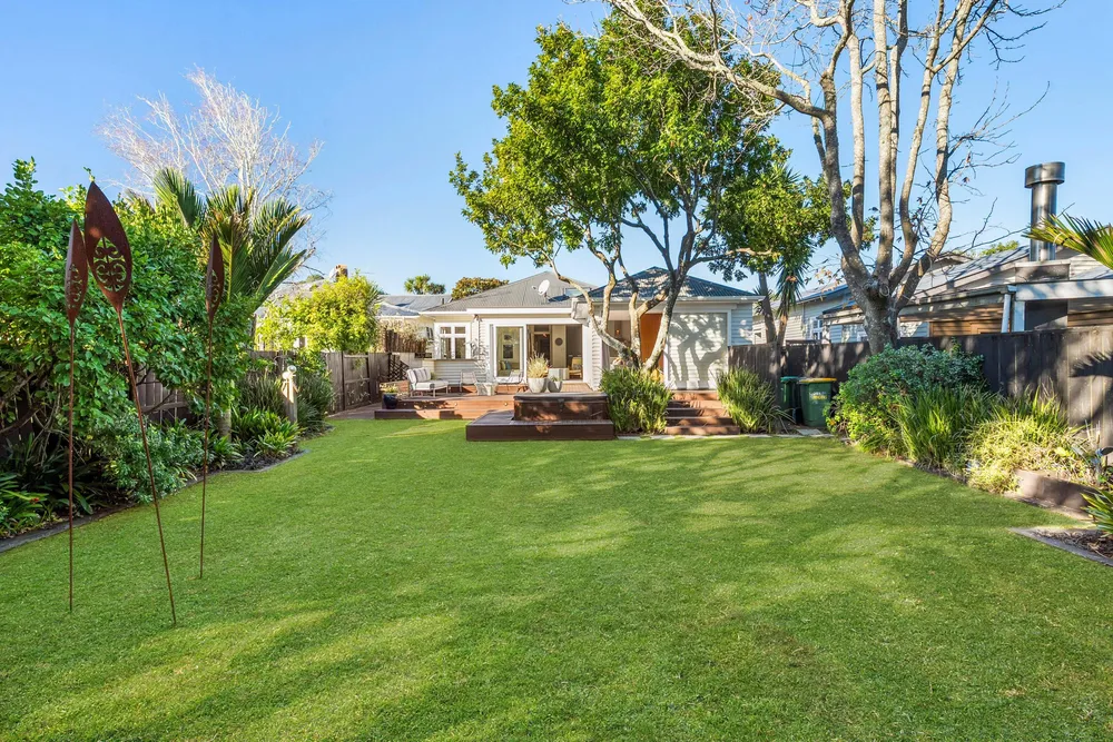 Photos of 2A Tenterden Avenue