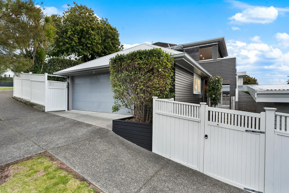 Photos of 24 Robley Crescent