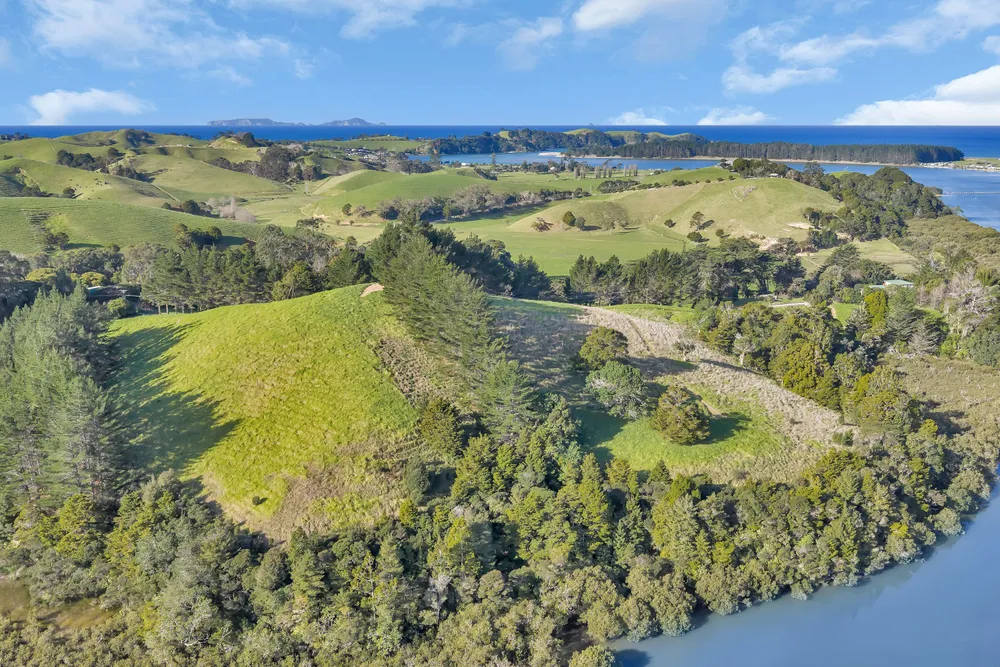 Photos of 2044 Whananaki North Road
