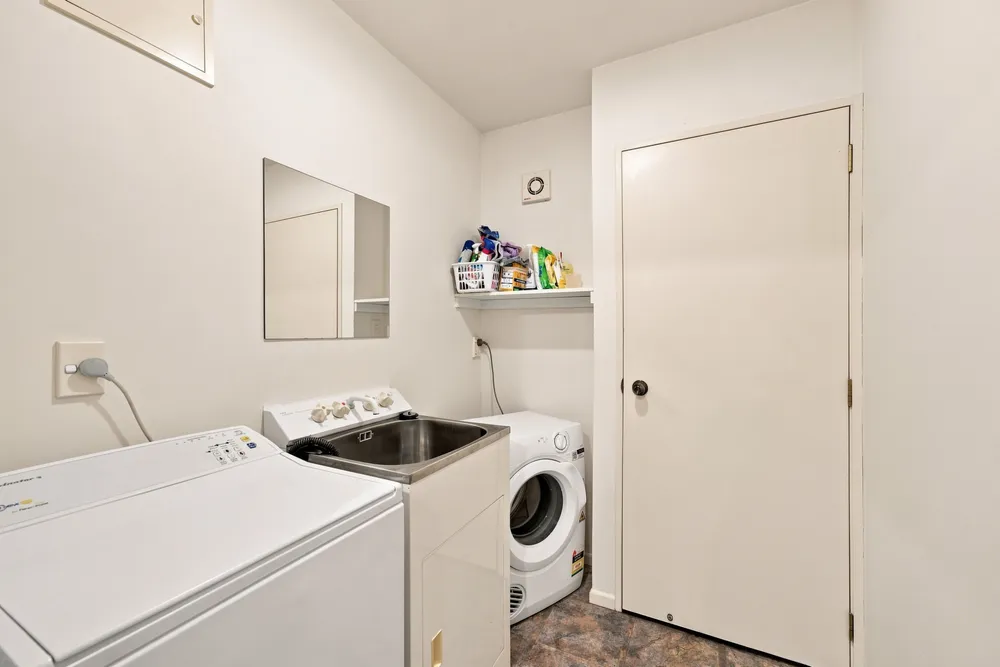 Photos of 21A Quona Avenue