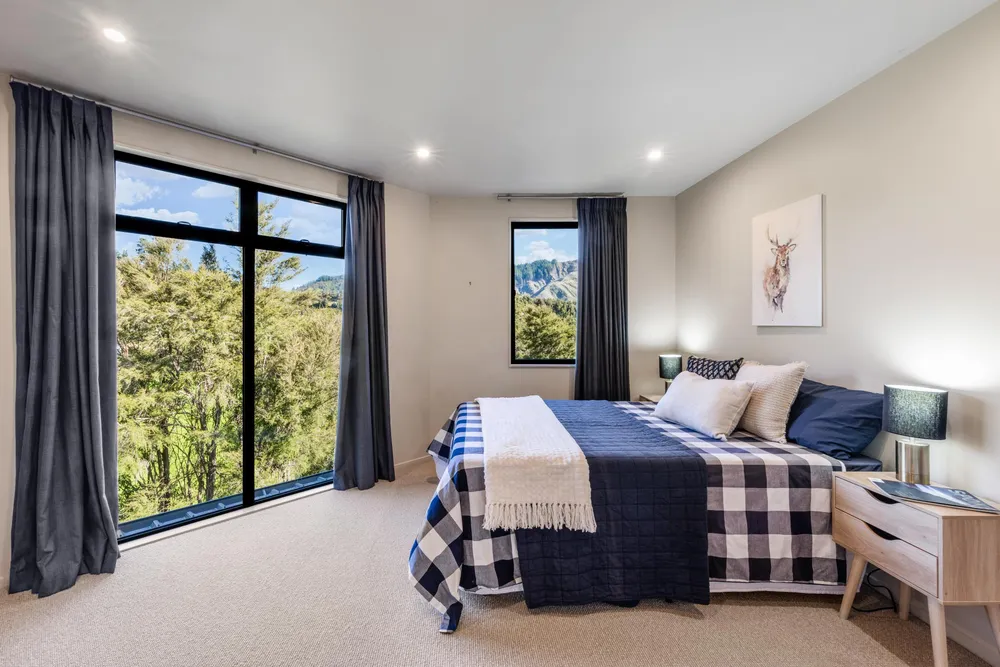 Photos of 140 Leslies Road