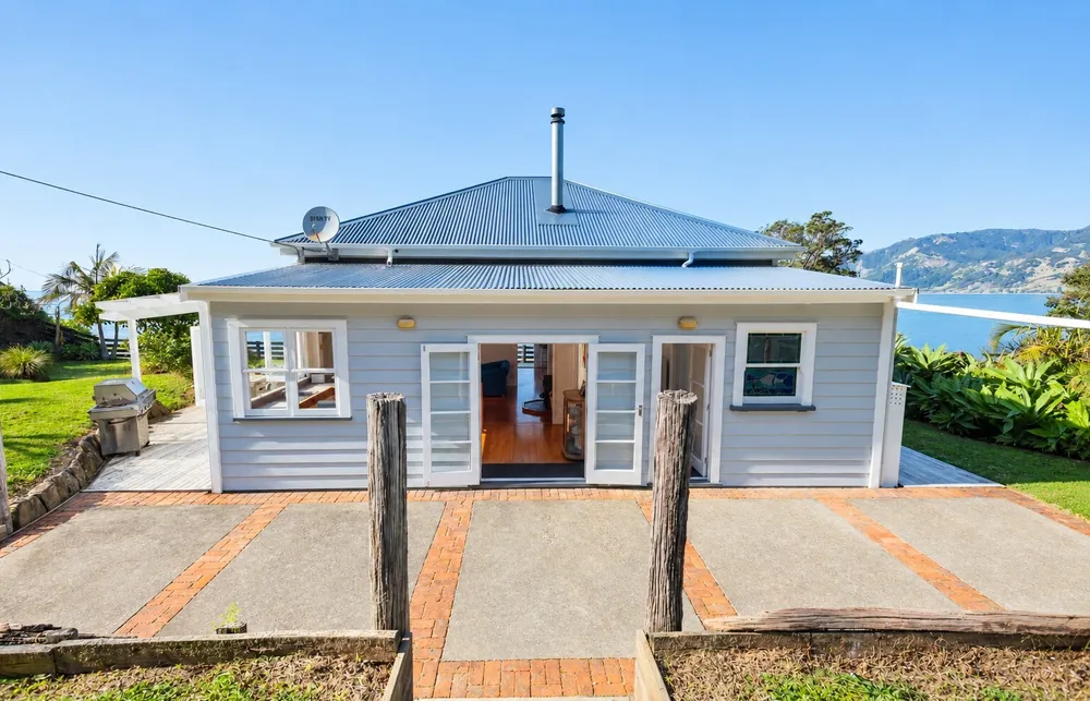 Photos of 165 Beach Road