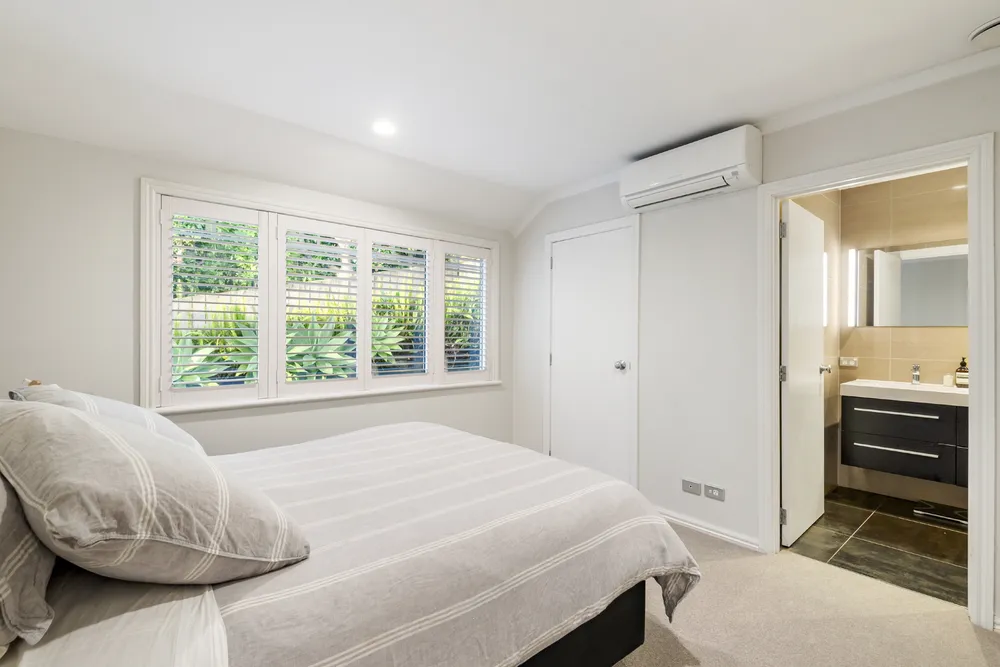 Photos of 136A Birkenhead Avenue