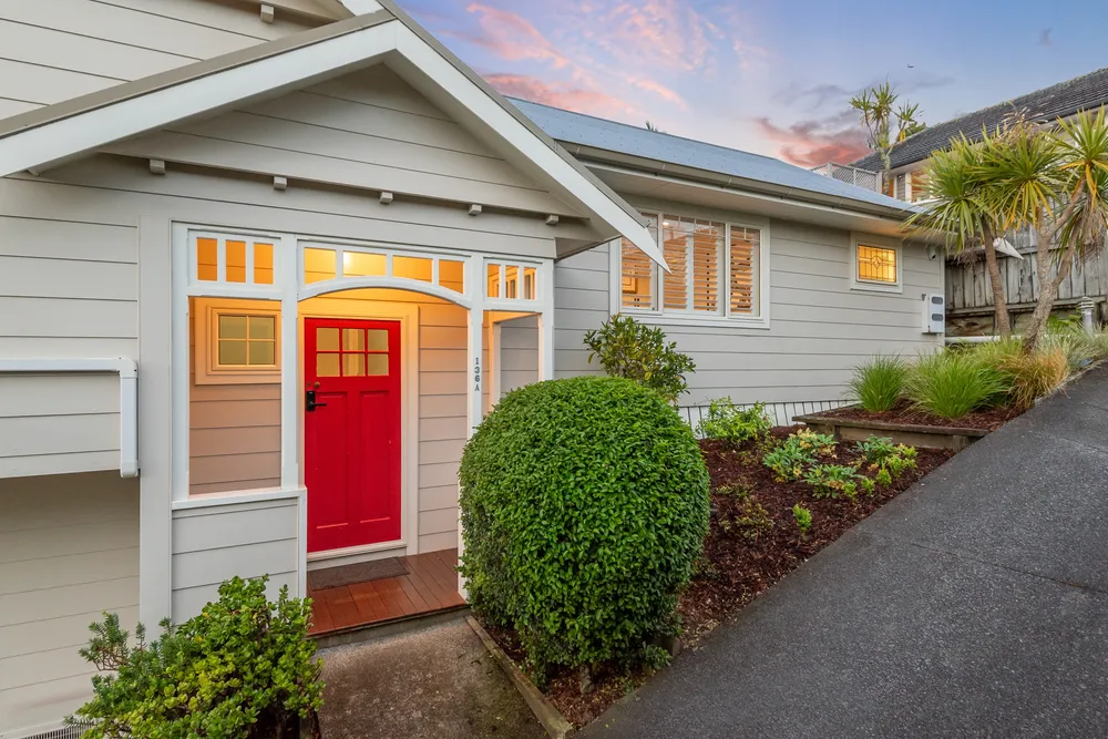 Photos of 136A Birkenhead Avenue