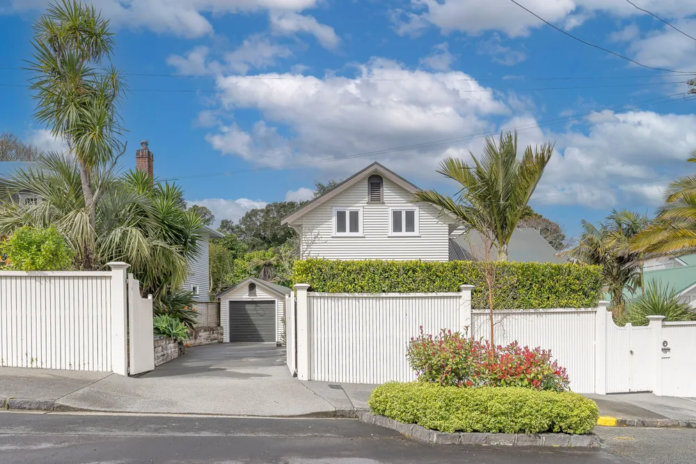 Photos of 15 Atanga Avenue