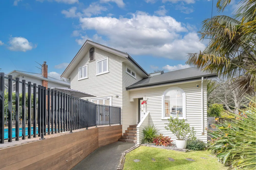Photos of 15 Atanga Avenue