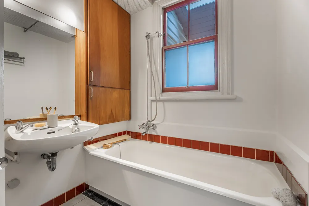 Photos of 17 Oaklands Road