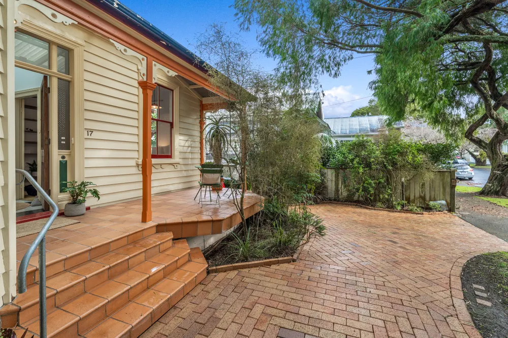 Photos of 17 Oaklands Road