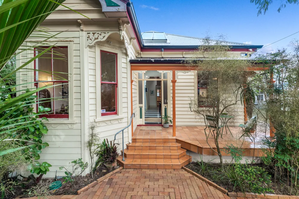 Photos of 17 Oaklands Road