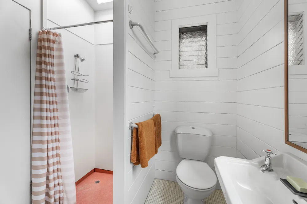 Photos of 17 Oaklands Road