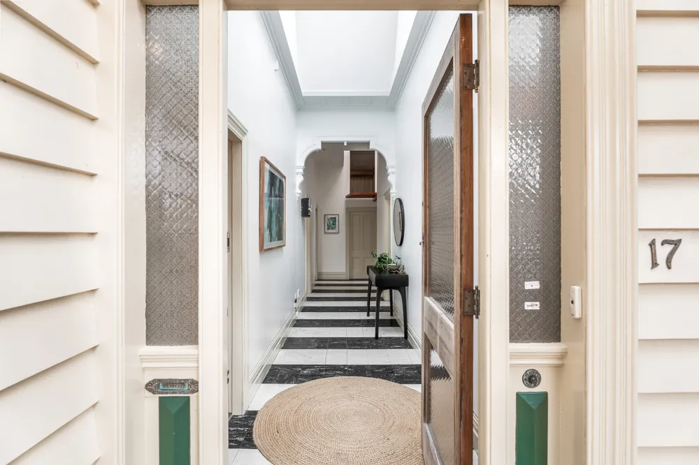 Photos of 17 Oaklands Road