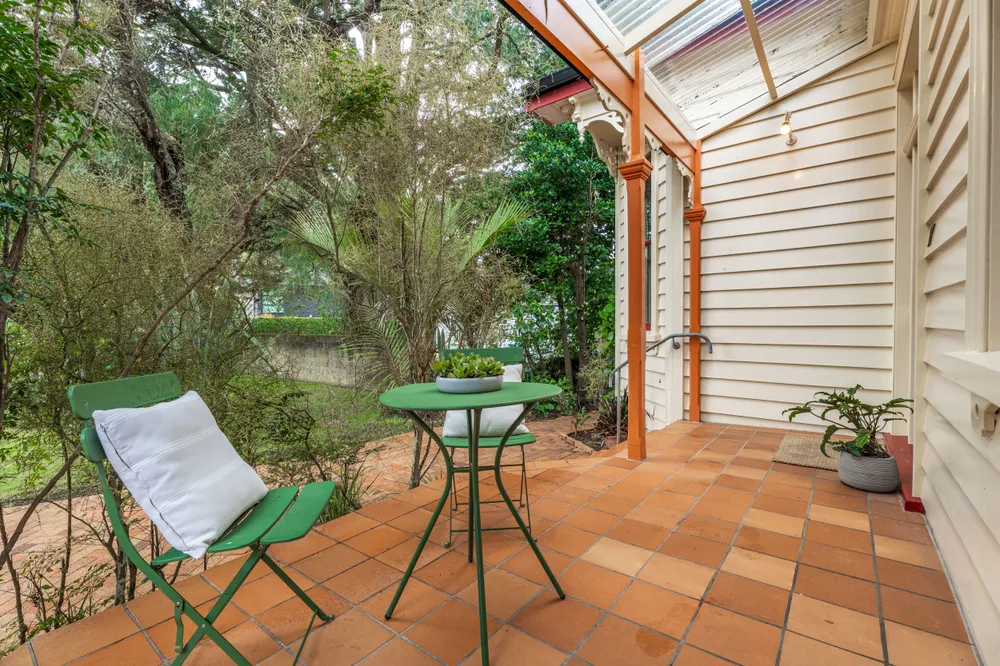Photos of 17 Oaklands Road