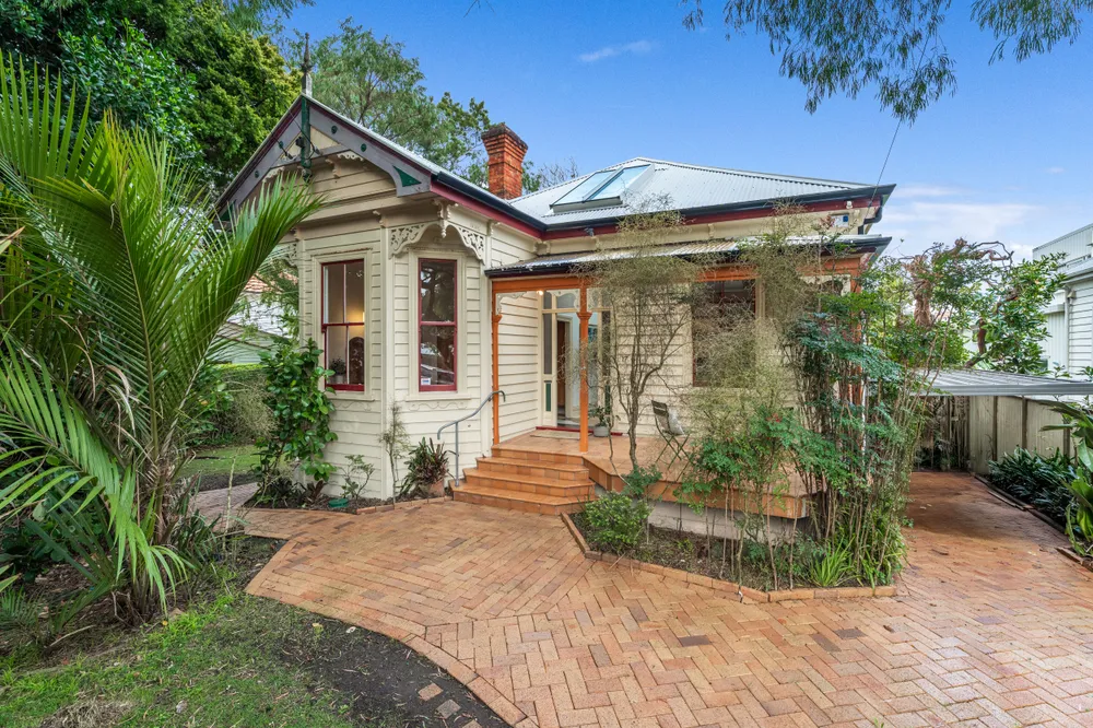 Photos of 17 Oaklands Road