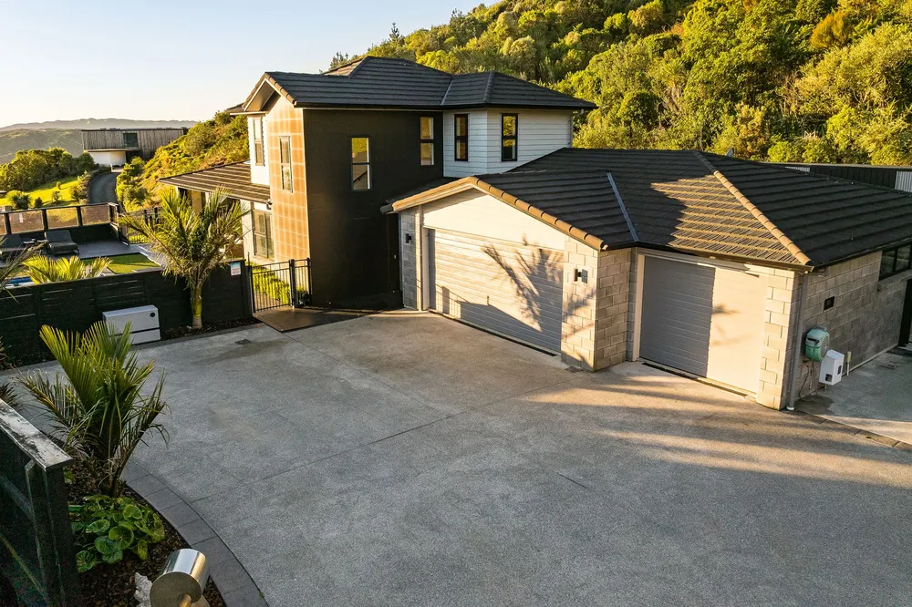 Photos of 15 Glenorchy Way