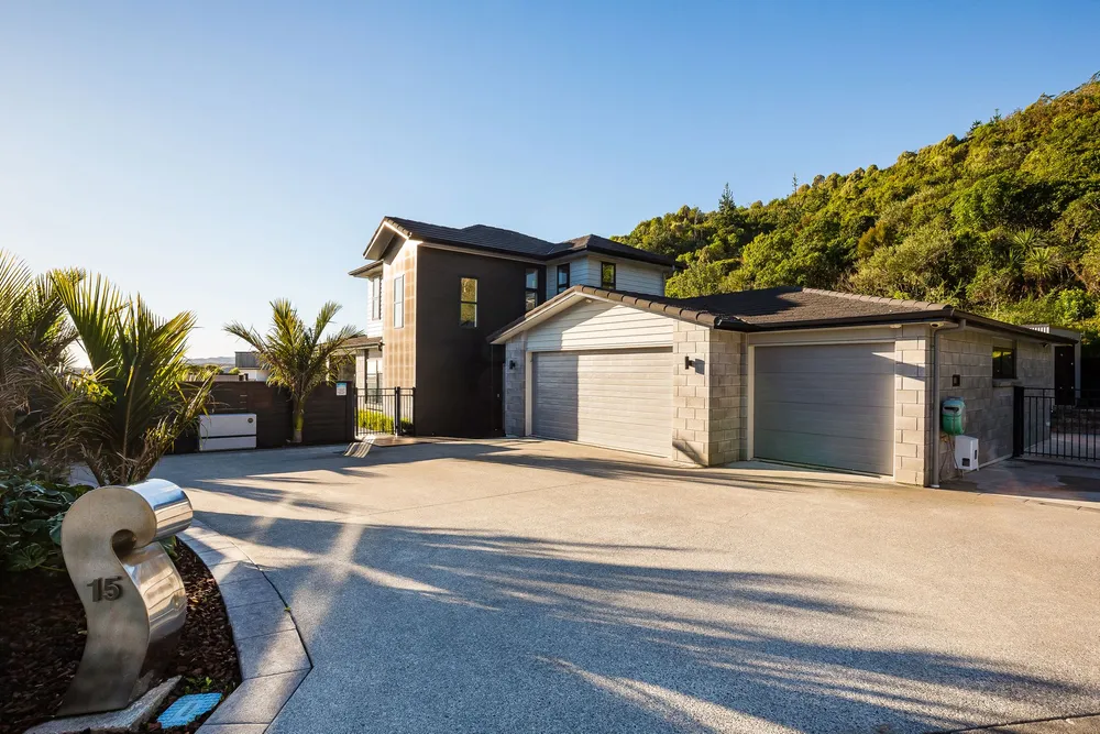 Photos of 15 Glenorchy Way